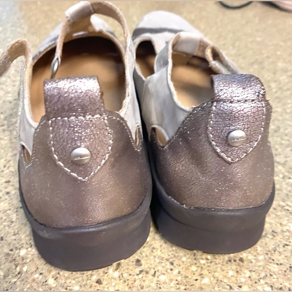 NWT Earth Women's Gray and Brown Flats genuine leather very comfortable. - Picture 4 of 8